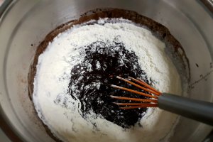 Desert tort de Dragobete cu blat de cacao si crema de vanilie