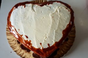 Desert tort de Dragobete cu blat de cacao si crema de vanilie