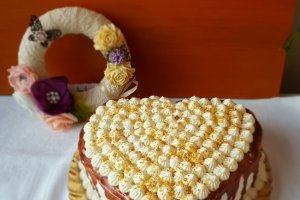 Desert tort de Dragobete cu blat de cacao si crema de vanilie