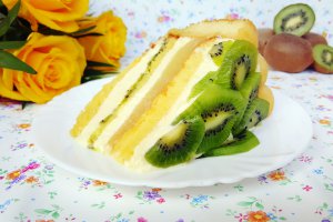 Desert tort cu crema de vanilie, kiwi si ananas