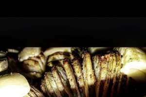 Cartofi acordeon cu cascaval