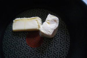 Papanasi din iaurt si gris, in crusta de piscoturi