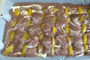 Desert prajitura cu mascarpone si piersici