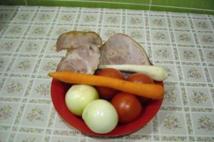 Varza murata calita, cu ciolan de porc afumat, in sos de rosii