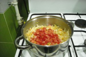 Varza murata calita, cu ciolan de porc afumat, in sos de rosii