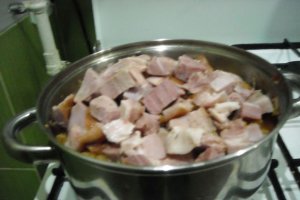 Varza murata calita, cu ciolan de porc afumat, in sos de rosii