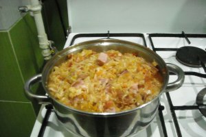 Varza murata calita, cu ciolan de porc afumat, in sos de rosii