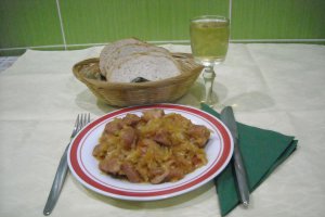 Varza murata calita, cu ciolan de porc afumat, in sos de rosii