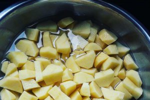 Cartofi in sos de iaurt si carnaciori de gratar