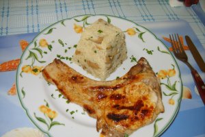 Orez cu ciuperci si friptura de porc