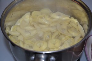 Tortellini cu ciuperci, sos alb si branza romaneasca Praid