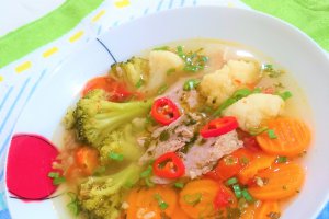 Ciorba de porc cu conopida si broccoli