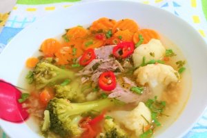 Ciorba de porc cu conopida si broccoli