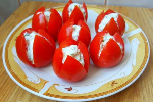 Aperitiv lalele din rosii umplute cu branza