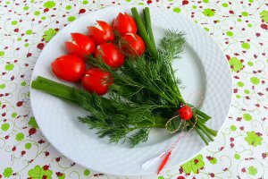 Aperitiv lalele din rosii umplute cu branza