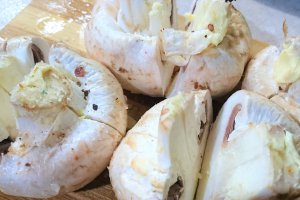 Pulpe cu ciuperci si salata
