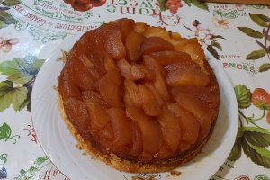 Desert tarta cu mere caramelizate si frisca