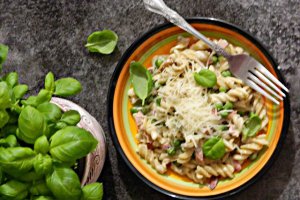 Fusilli integrali cu bacon si mazare