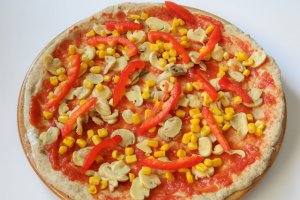 Pizza cu blat din faina integrala si legume