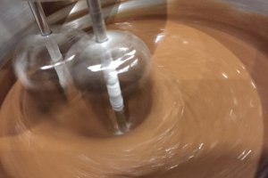 Desert cupcakes cu cafea, ciocolata espresso, frisca si fulgi de ciocolata