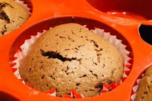 Desert cupcakes cu cafea, ciocolata espresso, frisca si fulgi de ciocolata