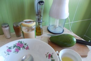 Salata de post cu telina, avocado si rosii
