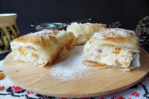 Desert strudele cu branza, stafide si piersici