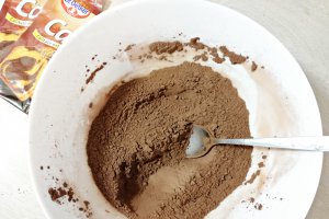 Desert cupcakes cu crema de lamaie si ganache de ciocolata in trei culori