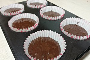 Desert cupcakes cu crema de lamaie si ganache de ciocolata in trei culori