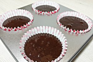 Desert cupcakes cu crema de lamaie si ganache de ciocolata in trei culori