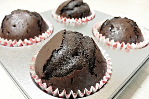 Desert cupcakes cu crema de lamaie si ganache de ciocolata in trei culori