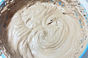 Desert cupcakes cu crema de lamaie si ganache de ciocolata in trei culori
