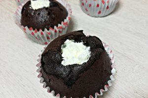 Desert cupcakes cu crema de lamaie si ganache de ciocolata in trei culori