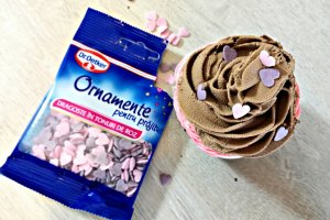 Desert cupcakes cu crema de lamaie si ganache de ciocolata in trei culori