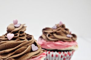 Desert cupcakes cu crema de lamaie si ganache de ciocolata in trei culori