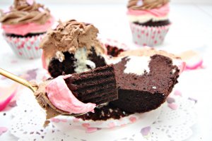 Desert cupcakes cu crema de lamaie si ganache de ciocolata in trei culori
