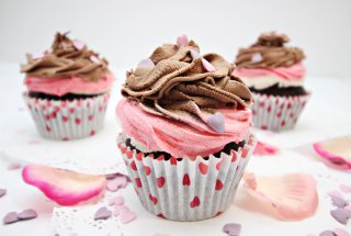 Desert cupcakes cu crema de lamaie si ganache de ciocolata in trei culori