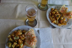 Cartofi la tigaie si ardei murați, umpluti cu varza