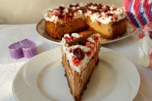 Desert cheesecake cu ciocolata si visine