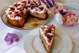 Desert cheesecake cu ciocolata si visine