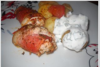 Pui cu bacon, cartofi noi si sos de marar