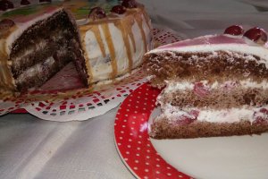 Desert tort Sofia cu frisca si cirese din compot