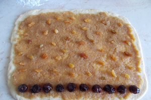 Desert strudel de post, cu mere, stafide si visine