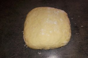Desert rulouri cu capsuni si crema de branza
