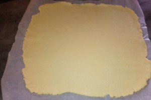 Desert rulouri cu capsuni si crema de branza