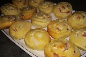 Desert rulouri cu capsuni si crema de branza