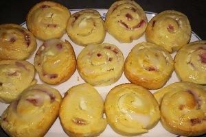 Desert rulouri cu capsuni si crema de branza