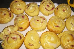 Desert rulouri cu capsuni si crema de branza