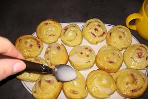 Desert rulouri cu capsuni si crema de branza