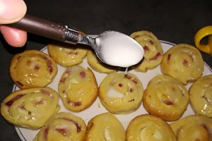 Desert rulouri cu capsuni si crema de branza